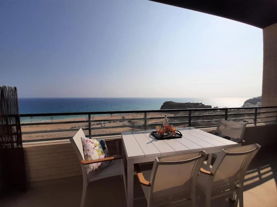 Top-Floor Beachfront Apartment With Parking, Pool, & Spacious Sea-View Balcony فيياخويوسا المظهر الخارجي الصورة