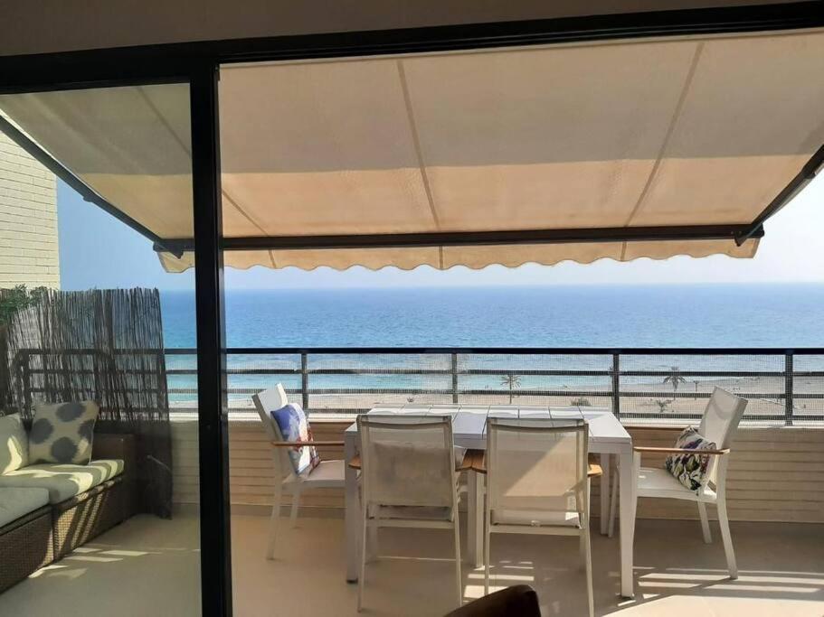 Top-Floor Beachfront Apartment With Parking, Pool, & Spacious Sea-View Balcony فيياخويوسا المظهر الخارجي الصورة
